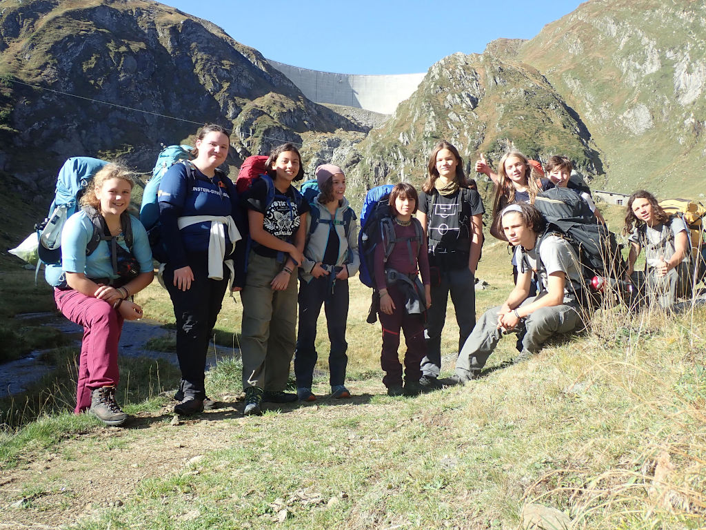 Wandergruppe vor dem Naret-Stausee